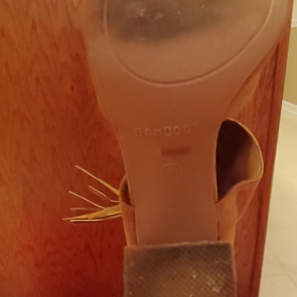 Tan heels - Picture 3 of 3